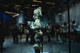 ?越南一家蜡像馆中，梅西蜡像长得像内维尔